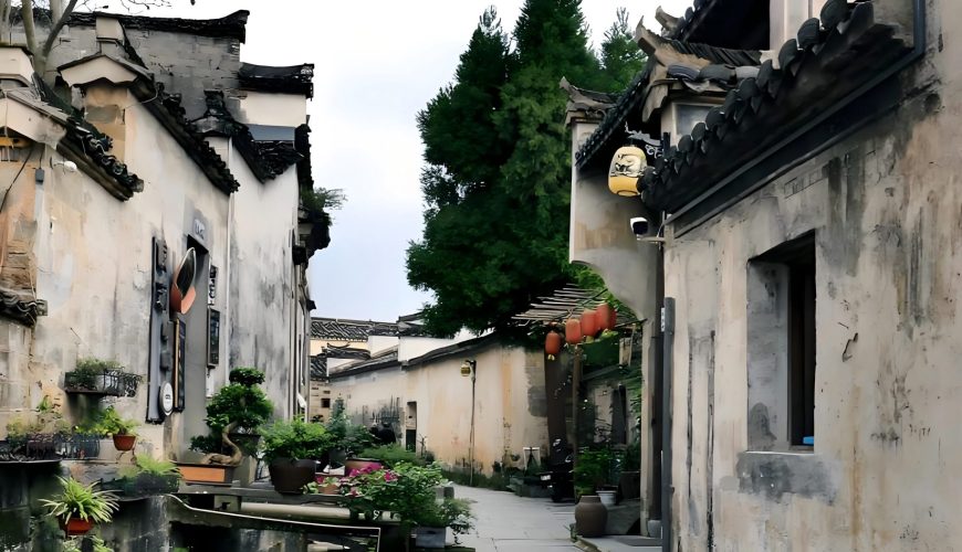 Chinese ancient towns：Huizhou in the Rain，Ancient Towns Wrapped in Mist & Charm